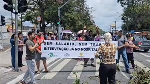 Trabalhadores protestam na frente de hospital - Reprodução