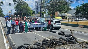 Profissionais de saúde voltam a bloquear parte do trânsito na Fernandes Lima - Cortesia ao TNH1