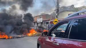 As duas faixas da rodovia estão bloqueadas - Cortesia