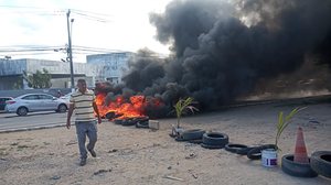 Os manifestantes usaram pneus para bloquear as vias - Foto: Reprodução/TV Pajuçara