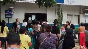 Trabalhadores fizeram protesto na porta da Semed, no Mutange - Foto: Reprodução