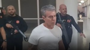 Trocar imagemTrocar imagem1 de 11 Rogério de Andrade chega à Cidade da Polícia, no Rio de Janeiro, após prisão - Reprodução