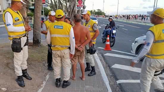 Homem foi detido quando tentava entrar em um veículo com a filha pequena - Ronda no Bairro