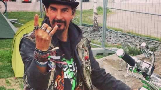 Aos 42 anos, Roger Tullgren conseguiu sua aposentadoria por invalidez por ser um viciado em heavy metal - Foto: Reprodução/Redes Sociais