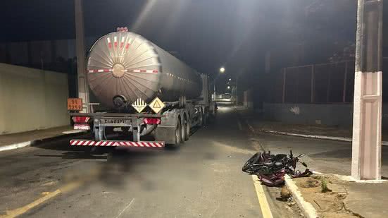 O caminhão-tanque acabou se chocando com a motocicleta - Divulgação