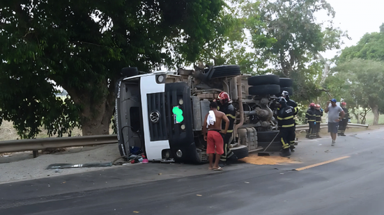 Devido à colisão, houve um vazamento de óleo na pista - Foto: Ascom CBMAL