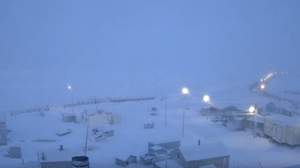 Durante a "eterna noite", o clima de Utqiagvik fica ainda mais brutal, com um quarto dos dias estando em temperaturas negativas - Foto: Reprodução/Universidade do Alasca Fairbanks