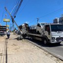 Baú de caminhão tomba e atinge poste na Avenida Juca Sampaio - Diego Barros / Cortesia ao TNH1