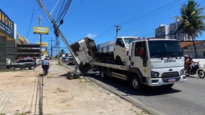 Baú de caminhão tomba e atinge poste na Avenida Juca Sampaio - Diego Barros / Cortesia ao TNH1