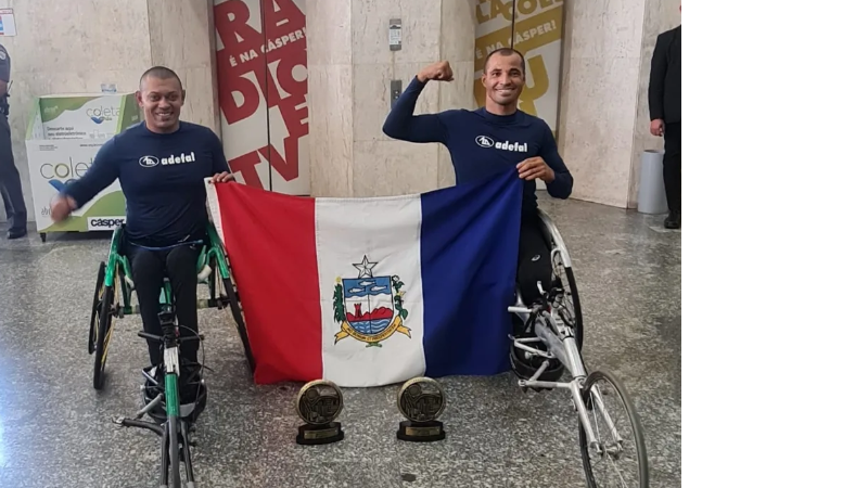 Givaldo e Carlinhos com a bandeira de Alagoas - Foto: Ascom Adefal