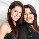 Carolina e a mãe dela, a doutora Lara Albuquerque Canales