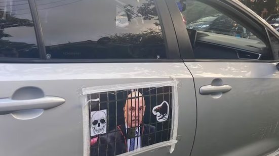 A mulher chegou ao local em um carro estampado com fotos pejorativas de Alexandre de Moraes - Reprodução/Material cedido à RECORD