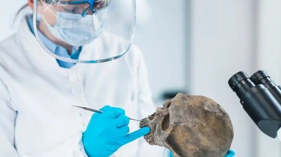 A pesquisa identifica quando os Homo sapiens cruzaram com os neandertais depois de deixar a África - Foto: Reprodução/Science Photo Library