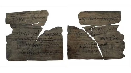 Um convite de aniversário escrito em uma fina placa de madeira foi encontrado no forte romano de Vindolanda, no Reino Unido - Foto: Reprodução/The British Museum