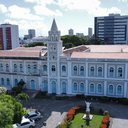 Dos janelões do prédio histórico do Seminário Arquidiocesano, um grande canto coral celebra o nascimento de Jesus e os 120 anos da Arquidiocese e do Colégio Marista - Divulgação