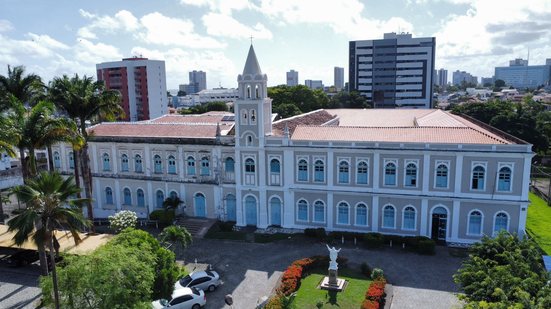 Dos janelões do prédio histórico do Seminário Arquidiocesano, um grande canto coral celebra o nascimento de Jesus e os 120 anos da Arquidiocese e do Colégio Marista - Divulgação