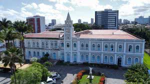 Dos janelões do prédio histórico do Seminário Arquidiocesano, um grande canto coral celebra o nascimento de Jesus e os 120 anos da Arquidiocese e do Colégio Marista - Divulgação