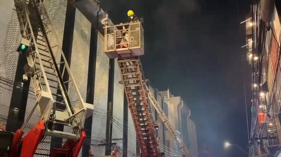 Três turistas estrangeiros morreram após um incêndio que começou no The Ember Hotel, um prédio de seis andares em Bangkok, na noite de domingo, 29, na Tailândia - Reprodução / Khaosod Inglês