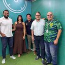 À esquerda, o gerente comercial e marketing, a executiva de contas Julliana Fernanda, o empresário Fábio Barros, o diretor executivo do PSCOM Leonardo Sampaio e o narrador César Pita celebraram o acordo na sede da TV Pajuçara - PSCOM