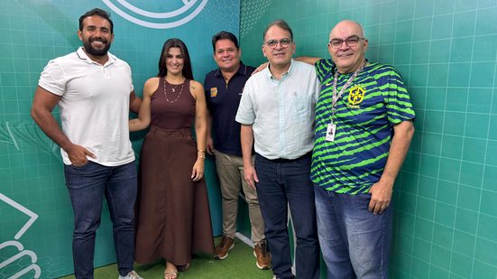 À esquerda, o gerente comercial e marketing, a executiva de contas Julliana Fernanda, o empresário Fábio Barros, o diretor executivo do PSCOM Leonardo Sampaio e o narrador César Pita celebraram o acordo na sede da TV Pajuçara - PSCOM