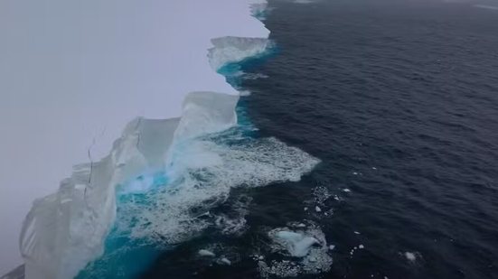 A23a deverá se fragmentar em icebergs menores e, por fim, derreter - Foto: YouTube/British Antarctic Survey