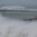 O fenômeno vem causando ondas de até quatro metros de altura - Foto: Reprodução/Redes Sociais