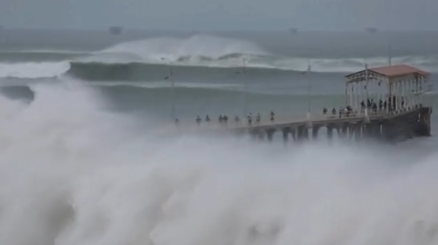 O fenômeno vem causando ondas de até quatro metros de altura - Foto: Reprodução/Redes Sociais