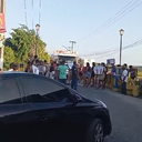 Os manifestantes colocaram fogo em pedaços de madeiras e pneus - Foto: Cortesia