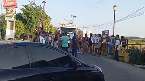 Os manifestantes colocaram fogo em pedaços de madeiras e pneus - Foto: Cortesia