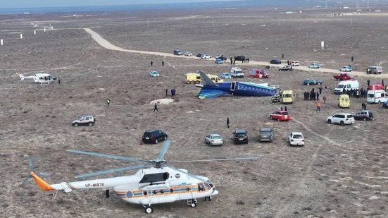 Imagem Avião com 62 passageiros fabricado pela Embraer cai no Cazaquistão