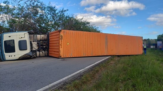 Tombamento de caminhão bloqueia trecho da BR-101 em Flexeiras - Divulgação / PRF