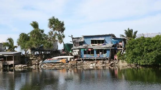 Grande parte de Tuvalu, incluindo muitas casas e sua infraestrutura, irá ficar abaixo da linha da maré alta até 2050 - Foto: Reprodução/Alamy