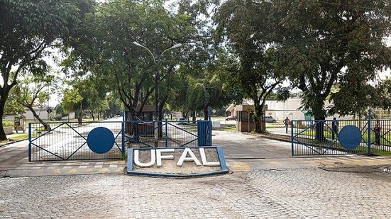 Um médico recém-formado, que conseguiu vaga no curso de medicina por meio de fraude às cotas raciais, foi condenado a indenizar a Universidade Federal de Alagoas (Ufal) - Divulgação