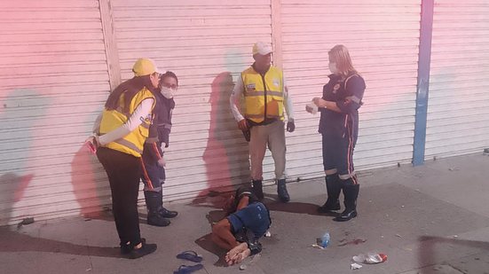 Homem de 50 anos que em situação de rua, estava ferido e foi levado pelo Samu para o HGE - Foto: Ascom Ronda no Bairro