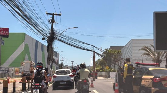 Imagem Motorista perde o controle da direção e derruba poste na Mangabeiras