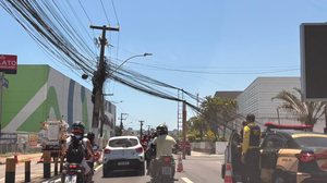 Imagem Motorista perde o controle da direção e derruba poste na Mangabeiras