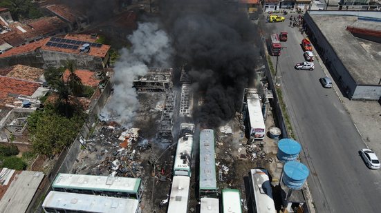 O fogo na garagem formou uma nuvem gigante na região - Foto: Cortesia/CBMAL