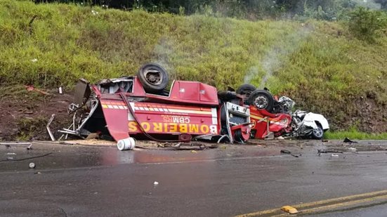 Acidente entre caminhão de bombeiros e carro deixa cinco mortos no RS - Reprodução / Redes sociais