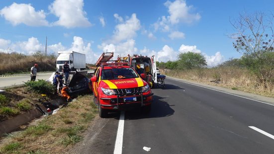 O acidente aconteceu no km 243 da BR e envolveu um veículo Ford Fiesta - Foto: Cortesia/PRF