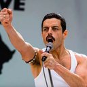 Entre outros papéis, Rami Malek é lembrado por interpretar Freddie Mercury, vocalista da banda Queen - Foto: Reprodução