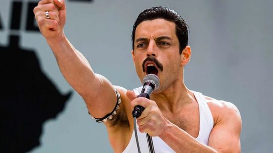 Entre outros papéis, Rami Malek é lembrado por interpretar Freddie Mercury, vocalista da banda Queen - Foto: Reprodução