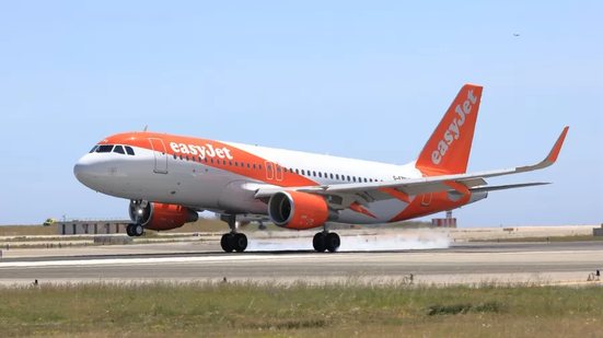 Avião faz pouso de emergência na Itália após jovem tentar abrir porta no ar - Reprodução / Easyjet