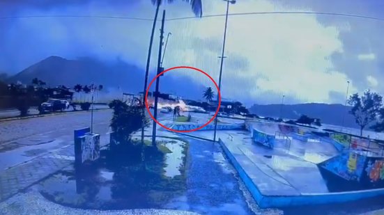 Vídeo impressionante mostra jato invadindo pista e explodindo em Ubatuba - Reprodução