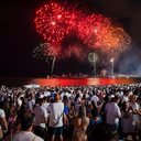 A queima de fogos na orla de Maceió encantou maceioenses e turistas com um show de cores e luzes. - Foto: Alisson Frazão/Secom Maceió