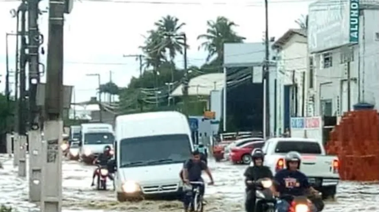 Ruas ficaram alagadas com as fortes chuvas - Foto: Reprodução