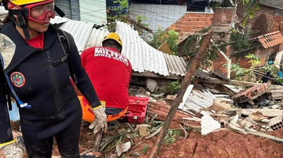 Os bombeiros informaram que três pessoas estão desaparecidas. - Foto: Reprodução