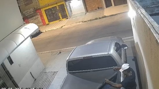 Câmeras de segurança flagraram a ação e o suspeito é procurado pela Polícia Civil - Reprodução