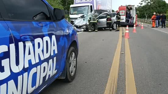 Carro bate de frente com caminhão em Atalaia e duas pessoas ficam gravemente feridas - Guarda Municipal de Atalaia