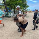 Homem é preso após fazer disparo de arma de fogo na praia de Ponta Verde - Reprodução / Redes sociais