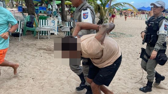 Homem é preso após fazer disparo de arma de fogo na praia de Ponta Verde - Reprodução / Redes sociais